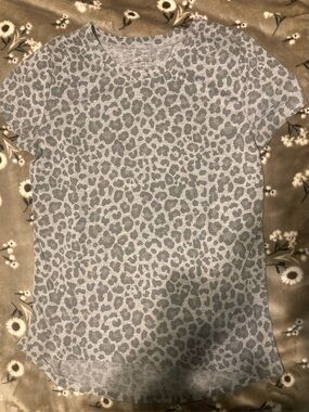 Zoe + Liv Light Gray Leopard Print Short Sleeve Tee